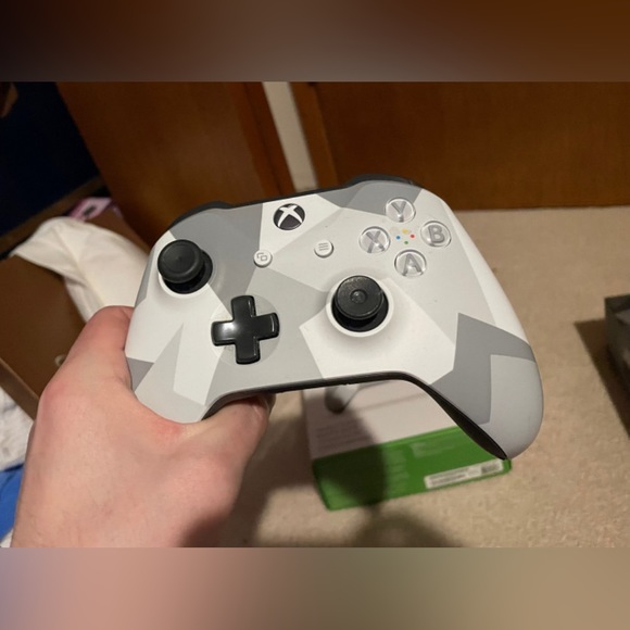 3 Xbox controllers - Picture 7 of 16